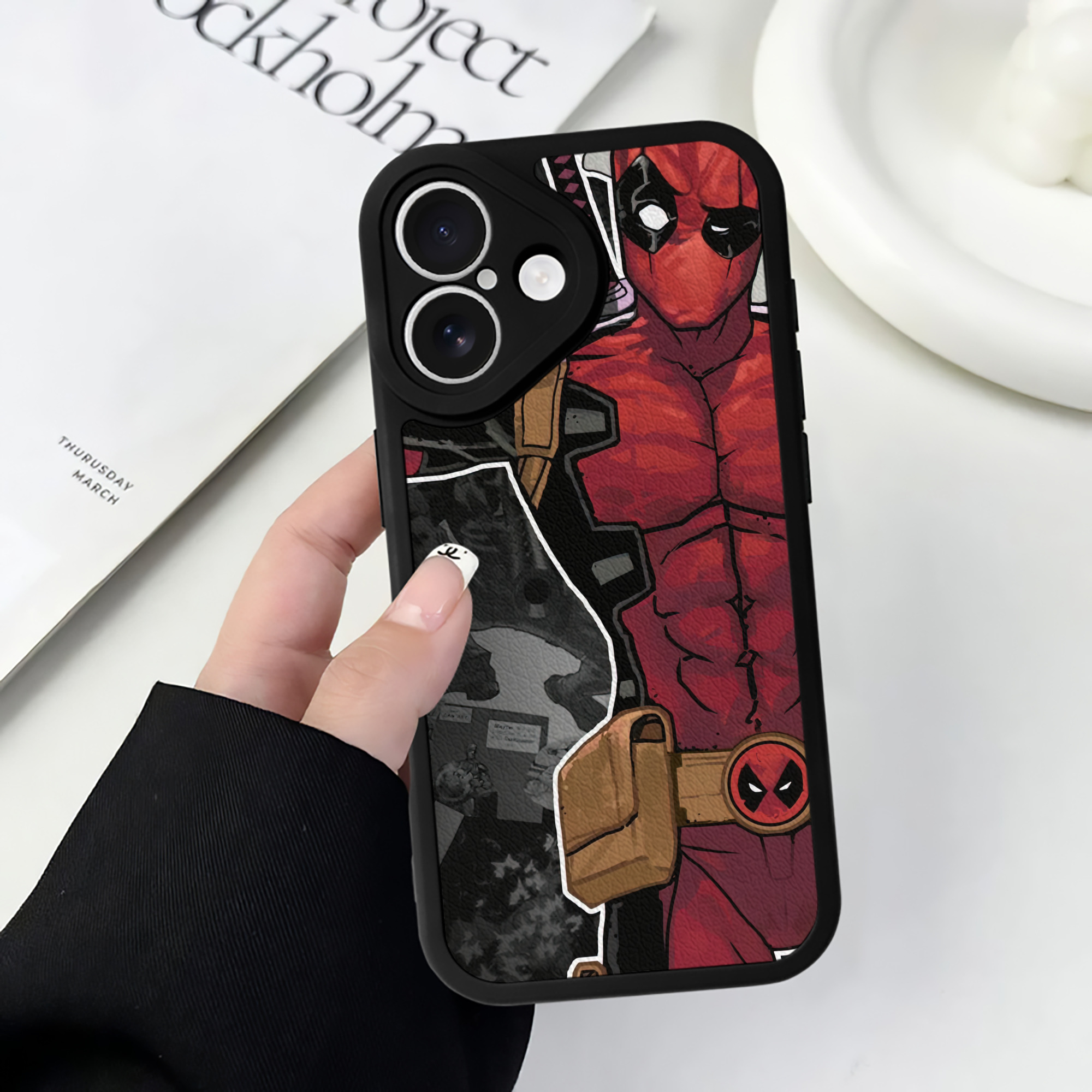 （画像用） Deadpool デッドプール 【iPhone 16シリーズ対応】シリコンスマホケース（レザー調） 材質：シリコン